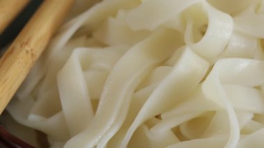 Çin eriştesi tabağı. Kapatın.