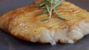 Julyen fileto tereyağında pişirilmiş.