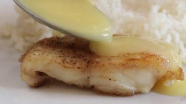 Kızarmış jülyen fileto, Hollandaise sosu ve tabakta pilav.