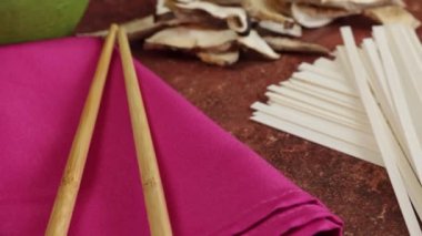 Bir masa üzerinde kurutulmuş shiitake mantarı ve çiğ Çin eriştesi yığını.