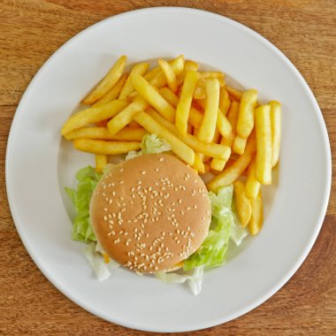 Hamburger ve patates kızartması, yakın plan, tabakta.