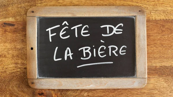 用法语写在石板上的 啤酒节 — 图库照片
