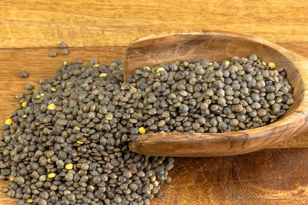 Close Van Een Stapel Rauwe Groene Linzen Een Houten Lepel — Stockfoto