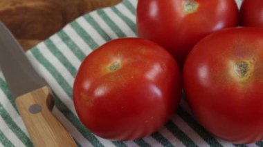 Bir masanın üzerinde yakın plan domatesler var.