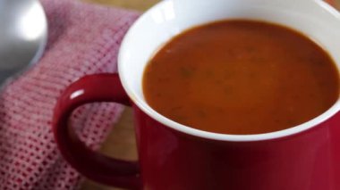 Bir kase domates çorbası yakın.