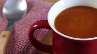 Bir kase domates çorbası yakın.