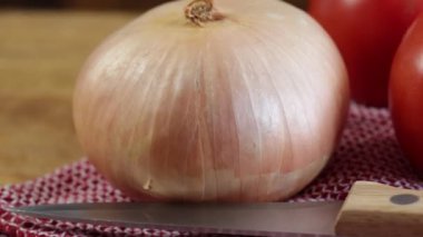 Çiğ domates ve soğan, yakın plan, masanın üstünde.