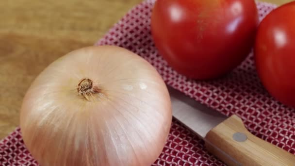 Los Tomates Crudos Cebolla Primer Plano Sobre Mesa — Vídeos de Stock