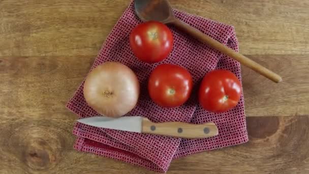Tomates Crudos Cebollas Vista Superior Primer Plano Sobre Una Mesa — Vídeos de Stock