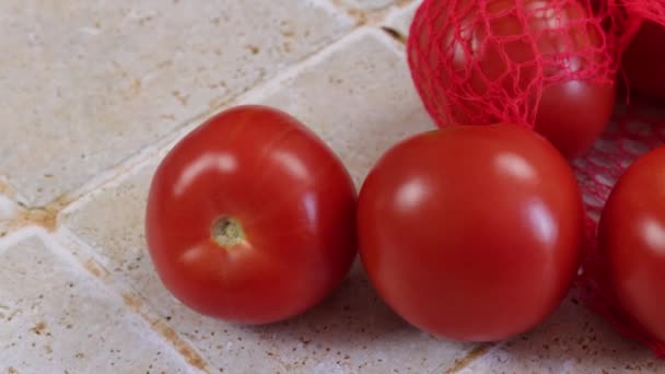 Filete Los Tomates Primer Plano Sobre Mesa — Vídeos de Stock