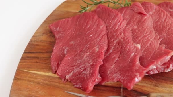 Verschillende Rauwe Biefstukken Close Een Snijplank — Stockvideo