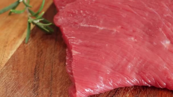 Varios Filetes Carne Cruda Cerca Una Tabla Cortar — Vídeo de stock