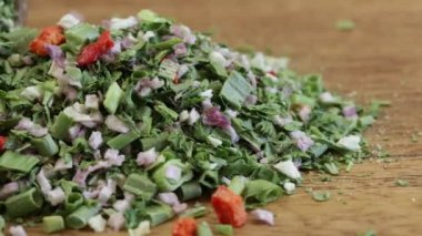 Salata için kurutulmuş aromatik otların karışımı.