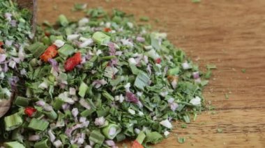 Salata için kurutulmuş aromatik otların karışımı.
