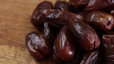 Bir sürü hurma, yakın plan, masanın üstünde.