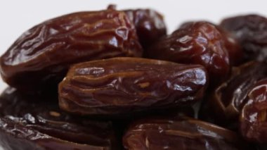 Bir yığın tarih, yakın plan, beyaz arkaplanda izole edilmiş.