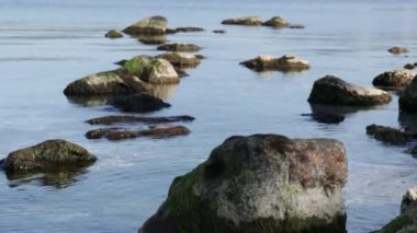 sakin şeffaf suda kayalar