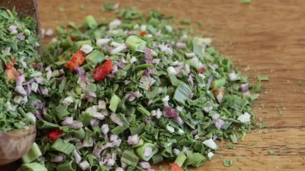 Mix Van Gedehydrateerde Aromatische Kruiden Voor Salade — Stockvideo
