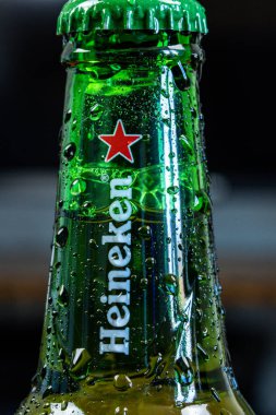 Vaison la Romaine - Fransa - 27 Mart 2023 - Heineken marka cam bira şişesi