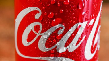 Vaison la Romaine - Fransa - 27 Mart 2023 - Coca-Cola marka soda kutusu, kapatın