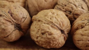 Birkaç ceviz, yakın plan, ahşap bir masanın üzerinde.