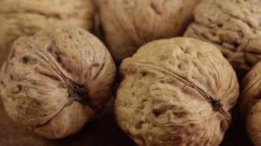 Birkaç ceviz, yakın plan, ahşap bir masanın üzerinde.