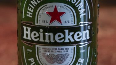 Vaison la Romaine - Fransa - 27 Mart 2023 - Heineken marka cam bira şişesi