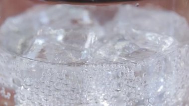 Buzlarla dolu limonata bardağı, yakın plan.