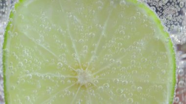 Bir dilim limon ve meşrubat.