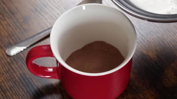 Γάλα Που Χύνεται Πάνω Από Σκόνη Σοκολάτας — Αρχείο Βίντεο