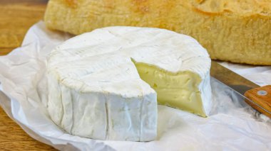 Camembert peyniri ve baget ekmeği yakın.