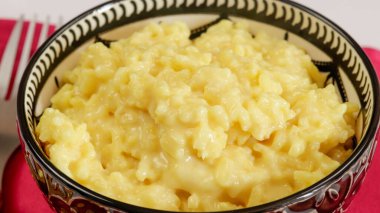 safran risotto yakın plan bir tabakta.