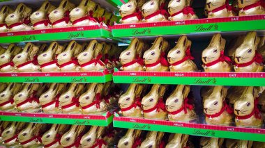 Vaison la Romaine - Fransa - 18 Mart 2023 - Lindt 'in süpermarkette yaptığı Altın Tavşan Paskalya çikolatalarının gösterimi
