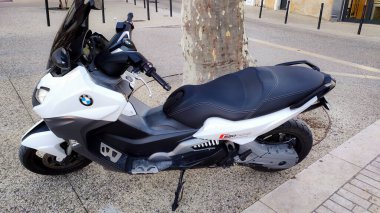 Vaison la Romaine - Fransa - 15 Mart 2023 - kaldırıma park etmiş bir BMW 650 spor scooter 'ın yan görüntüsü