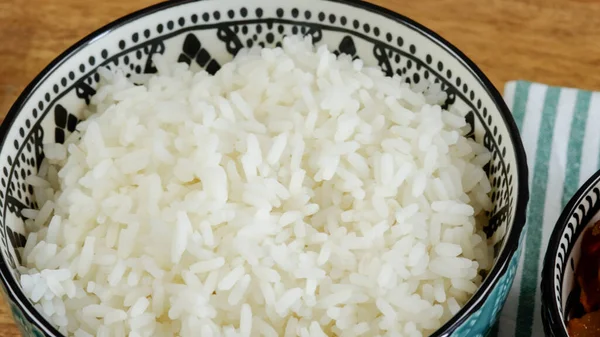 Bir Kase Pişmiş Beyaz Pirinç Yakın — Stok fotoğraf