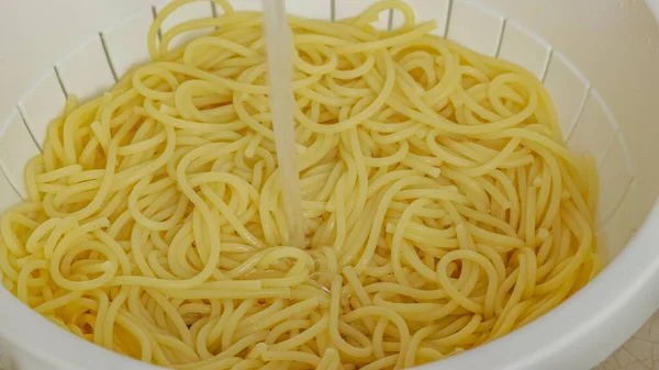 Eau Froide Versé Sur Les Spaghettis Pour Refroidir — Photo