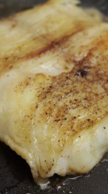 Kızartma tavasında tereyağında pişirilmiş jülyen fileto