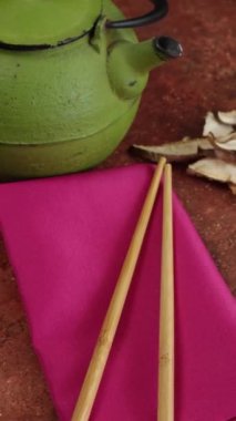 Bir masa üzerinde kurutulmuş shiitake mantarı ve çiğ Çin eriştesi yığını.