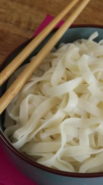 Çin eriştesi tabağı. Kapatın.