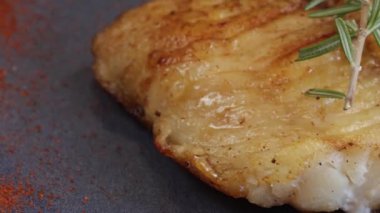 Julyen fileto tereyağında pişirilmiş.