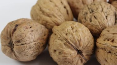 Birkaç ceviz, yakın plan, beyaz arka planda izole edilmiş.