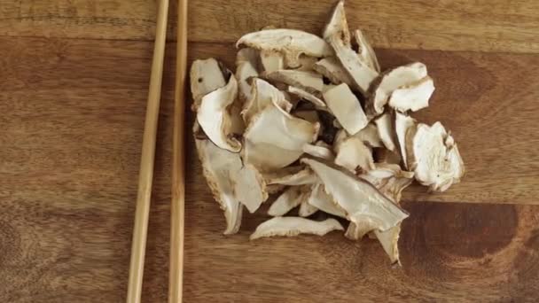 Pile Champignons Shiitake Séchés Close Sur Une Table — Video