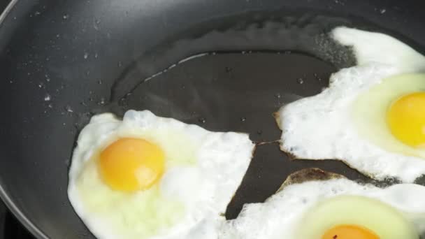 Жареные Яйца Приготовленные Сковороде — стоковое видео