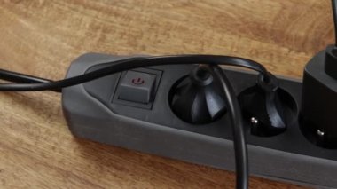 Elektrik prizleri aşırı yüklenmiş, yakın plan.