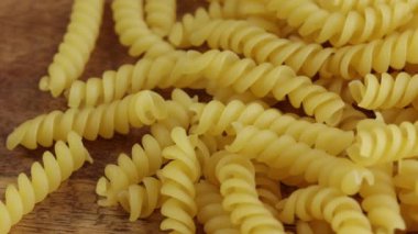 Çiğ fusilli makarna, yakın plan, masanın üstünde.