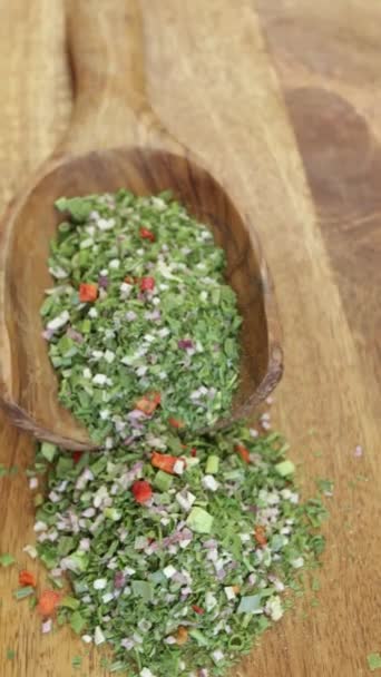 Mix Van Gedehydrateerde Aromatische Kruiden Voor Salade — Stockvideo