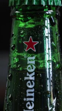 Vaison la Romaine - Fransa - 27 Mart 2023 - Heineken marka cam bira şişesi