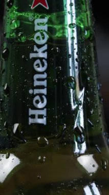 Vaison la Romaine - Fransa - 27 Mart 2023 - Heineken marka cam bira şişesi