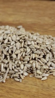 Çekirdek tohumu, yakın plan, masanın üstünde.