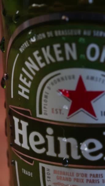 ヴィエンヌ ロメイン フランス 2023年3月27日 ハイネケンブランドのグラスビールボトル クローズアップ — ストック動画